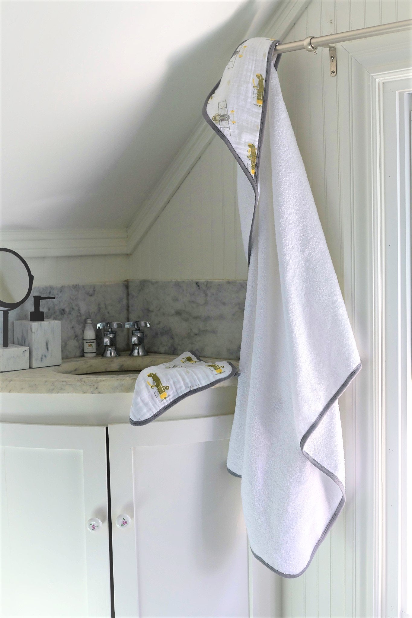 Flying Elephant Hooded Towel and Washcloth Set - Busy Bee Bazaar
